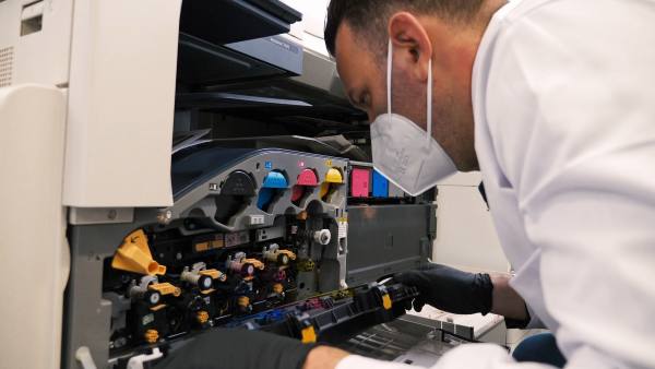 tecnico evaluando el proceso de fabricación de tóner